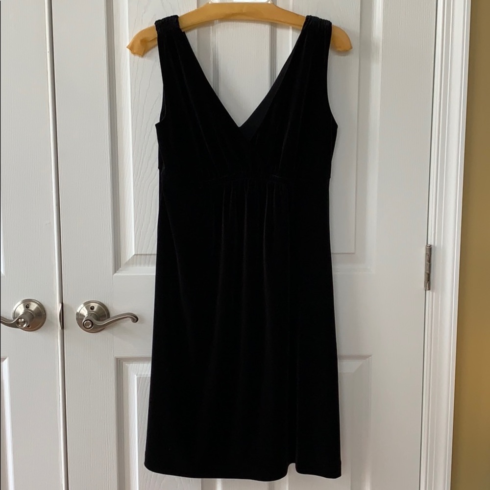 Black Sleeveless empire waist velvet dress